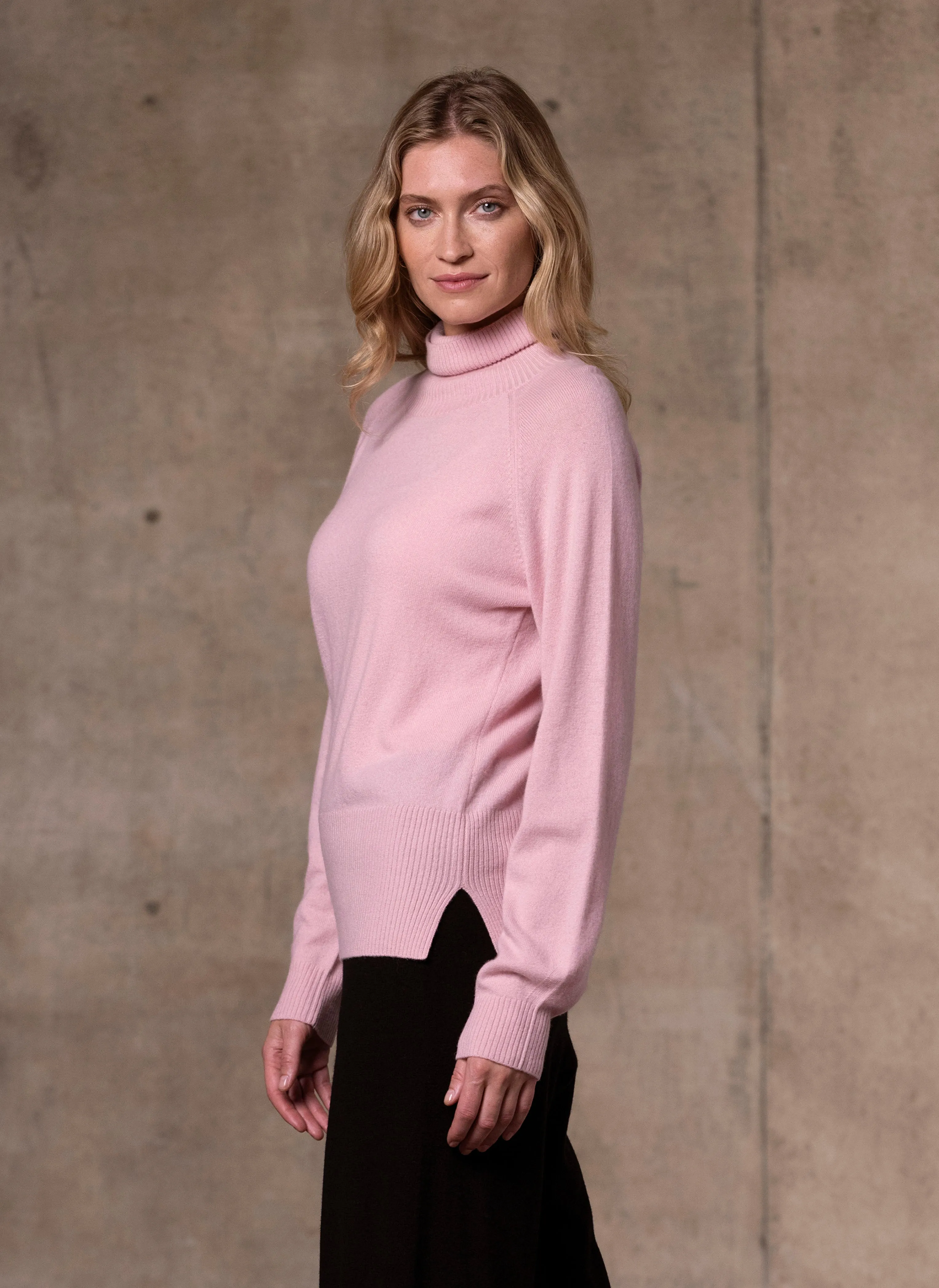 Women's Cinzia Turtle Neck Cashmere Sweater in Light Pink